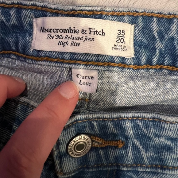 Abercrombie & Fitch Curve Love High Rise 90s Relaxed Frayed Hem Jean Size 35/20S - Picture 4 of 4